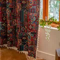 Boheems patchwork gordijn met kleurrijke tribale patronen en witte kwastjes franje details - Stijl met Kwastje en Roede / 150cm Breedte x 45cm Hoogte / Miao Etnische Groep
