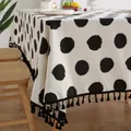 Detalle de estampado de lunares negros y borlas decorativas en mantel de lino grueso - 140x250CM / Grandes Puntos Negros