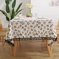 Moderne dicke Tischdecke aus Baumwollleinen mit schwarzem Alphabet-Print und Quastenrand - Schriftzugprint