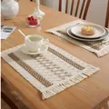 Detalle del mantel individual tejido beige con rayas marrones y flecos en madera - 30x40cm / Trenzado con Borlas Densas