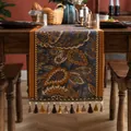 Détail d'un chemin de table jacquard à motif paisley avec pompons dégradés - Motif Mickey Paisley