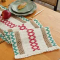 Runner da tavola natalizio in cotone lino con trama geometrica e nappe su legno - 30x40cm / Intrecciato Rosso e Verde