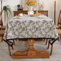 Nappe en coton lin bleu Klein avec bordure en dentelle élégante dans un décor rustique - 140x250 / Floral Bleu avec Dentelle Bleue