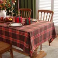 Nahaufnahme der klassisch rot-grün karierten Weihnachtstischdecke auf einem Holztisch - 40*60cm / Rot Kaffee Karo