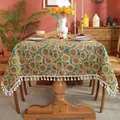 Detail van zonnebloem tafelkleed met franjes op een houten tafel in huiselijke sfeer - Jacquard Zonnebloem Met Kwastje / 90*90cm