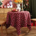 Dettaglio della tovaglia natalizia a quadri rossi e neri con motivi a fiocchi di neve bianchi - Plaid Rosso Nero con Fiocco