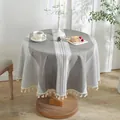 Detalle del mantel redondo a rayas grises y blancas con borlas decorativas de pompones - Diámetro 140 / Línea Decorativa Gris