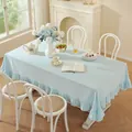 Nappe en coton bleu clair avec bords à volants pour une salle à manger minimaliste - Bleu clair