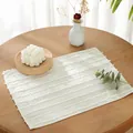 Nahaufnahme der cremefarbenen rechteckigen Tischmatte mit 3D-Tufting-Streifentextur - 30*40cm / Weiß