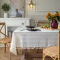 Detailaufnahme der weißen Boho-Spitzentischdecke mit Lochmuster und Kugelquastenrand - 150cm Länge * 100cm Breite / Beige Blumen Spitze + Quaste