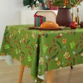 Dettaglio della tovaglia di Natale con sfondo verde, stampe festive e cuciture pulite - Motivo di Caramelle di Natale