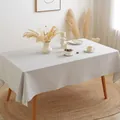 Japans gestreept linnen tafelkleed in grijs en wit op een moderne houten eettafel - 60*60cm / Grijs Gestreept Gezoomd