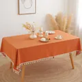 Detailweergave van pompoenoranje katoenen linnen tafelkleed met witte sierkwastjes - 60*60cm / Pompoen Oranje (Kwastjes)