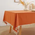 Detailopname van het rechthoekige oranje tafelkleed met witte franjes aan de rand - 100x140cm / Pompoen Oranje