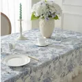 Rechthoekig tafelkleed met blauwe bloemenprint en witte ruches aan de randen voor decor - Rond 120cm / Blauw Borduursel + Witte Volants