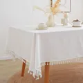Minimalistisch wit katoenen tafelkleed met franje kwastjes op een houten tafel - 100x140cm / Wit