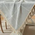 Close-up van grijs geruit tafelkleed met katoen-linnen textuur en decoratieve kwastjes - 60*60cm / Geborduurde Grijze Ruit (Volledige Bloem Met Kwastjes)