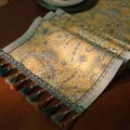Vintage paisley tafelloper met bloemenpatronen en kleurrijke decoratieve kwastjes - Jacquard Gele Paisley Met Blauwe Kwast