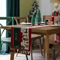 Weihnachtstischläufer mit Rentiermotiven, Merry Christmas Schriftzug und bunten Quasten - 35x140cm / Rot-Grüne Weihnachts-Ausführung