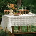 Macro-opname van wit kanten tafelkleed met 3D-bloemtextuur in een tuinsetting - 60*60cm / Witte Pom-pom Zoom