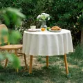 Detailopname van beige rond linnen tafelkleed met kanten randen in een tuinsetting - Diameter 150CM / Broken Wit