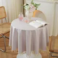 Detailaufnahme einer runden Leinentischdecke mit eleganten Fransen am Rand - Durchmesser 120CM / Beige