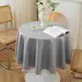 Detail einer runden grauen Tischdecke mit eleganten weißen Quasten für die Dekoration - Durchmesser 120CM / Grau
