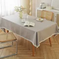Detalle de mantel impermeable gris claro con un delicado borde de encaje blanco fino - 100*140cm / café