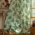 Noords gordijn met bosprint, dennennaalden en groene pom-pom franje rand - 150x160cm / Haak Stijl / Dennenappel Patroon (Dennenappel + Groene Kwastjes)