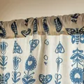 Detailopname van beige linnen gordijn met blauwe volkskunst vlinders en een roede-ophangsysteem - 150x160cm / Roede pocket / Blauwe Vlinder Patroon (Blauwe Vlinder + Kwastjes)