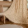 Bloemengordijn met kwastjes op vintage stoel in een rustieke boerderijomgeving - 150x160cm / Roede pocket / Crème Bloemen (Met Kwastjes)