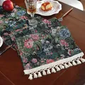 Detail van vintage jacquard tafelloper met donkergroen bloemenpatroon en witte kwastjes - 30*100cm / Kruis Kwastje / Groene Roos