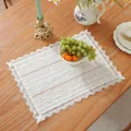 Détail du set de table en dentelle blanche avec broderie florale et bords festonnés - Rayures Ajourées Avec Bord Ondulé / 30x40cm