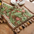 Retro jacquard tafelloper met vintage bloemenpatroon en kwastjes op een houten tafel - Leaf Whisper Bruin Met Bruine Kwast