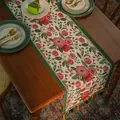 Runner da tavolo vintage con rose rosa e nappe verdi su tavolo in legno scuro - Rose Verdi con Nappina Verde