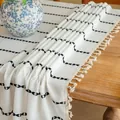 Detailopname van een bohemian tafelloper met zwarte lijnen en decoratieve kwastjes - 90x90cm / Enkele Vlecht Kwastje (Zwart) / Zwart