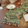 Dettaglio del runner da tavola jacquard con nappe colorate su tavolo scuro - Motivo Dente di Leone Verde Con Nappe Verdi