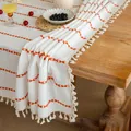 Boheems jacquard tafelkleed met oranje golven en witte kwastjes op een houten tafelblad - 90x90cm / Enkele Vlecht Kwastje (Oranje) / Oranje