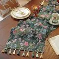 Dettaglio macro del runner da tavolo jacquard floreale verde scuro con nappe fatte a mano - Motivo Rosa Verde Con Nappe Verdi