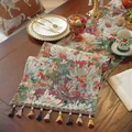 Dettaglio del runner da tavola jacquard floreale con nappe di seta su legno scuro - Pittura a Inchiostro Colorato Con Nappe Marroni
