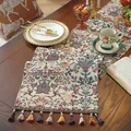 Dettaglio del runner da tavola jacquard vintage con fiori e nappe colorate - Motivo Gazza Gialla Jacquard Con Nappe Marroni