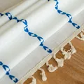 Detail van beige jacquard tafelkleed met blauw borduursel en afwerking met kwastjes - 90x90cm / Enkele Vlecht Kwastje (Blauw) / Blauw