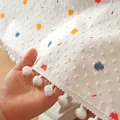 Λεπτομέρεια από λευκό βαμβακερό τραπεζομάντιλο με χρωματιστά πουά και διακοσμητικά πομ πον - 60x60 / Multicolor Polka Dots With Pom Poms
