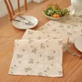 Gros plan du chemin de table crème avec broderie florale sur une table en bois - 30x40cm Set de Table / Jaune Lait Floral