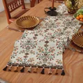 Dettaglio runner da tavola boho con ricamo floreale e nappe colorate pendenti - Motivo Fiori di Prugno Jacquard Con Nappe Marroni
