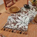 Runner da tavolo con motivo a foglie marroni e bianche e nappe colorate su tavolo in legno - Motivo Foglie d'Autunno Jacquard Con Nappe Marroni