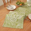 Détail du chemin de table vert avec motif de feuilles blanches sur table en bois - 30x40cm Set de Table / Vert avec Feuille Blanche