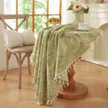 Nappe ronde verte avec motif de feuilles et pompons pour décoration de salle à manger - Base Verte Feuilles Blanches avec Glands