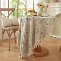Nappe ronde à fleurs avec pompons, texture lin et motif feuilles sur table en bois - Feuilles Bleu-Vert avec Glands