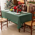 Donkergroen rechthoekig tafelkleed met elegante kwastjesfranjes in een feestelijke kerstsetting - 60*60cm / Donkergroen (Kwastjes)